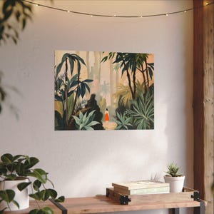 Puede incluir: Una impresi&oacute;n art&iacute;stica enmarcada que representa una exuberante escena de la jungla con un camino que conduce a la distancia. La obra de arte presenta a una persona con un vestido rojo caminando por el camino, rodeada de un vibrante follaje verde y &aacute;rboles altos. La paleta de colores incluye tonos de verde, beige y naranja.