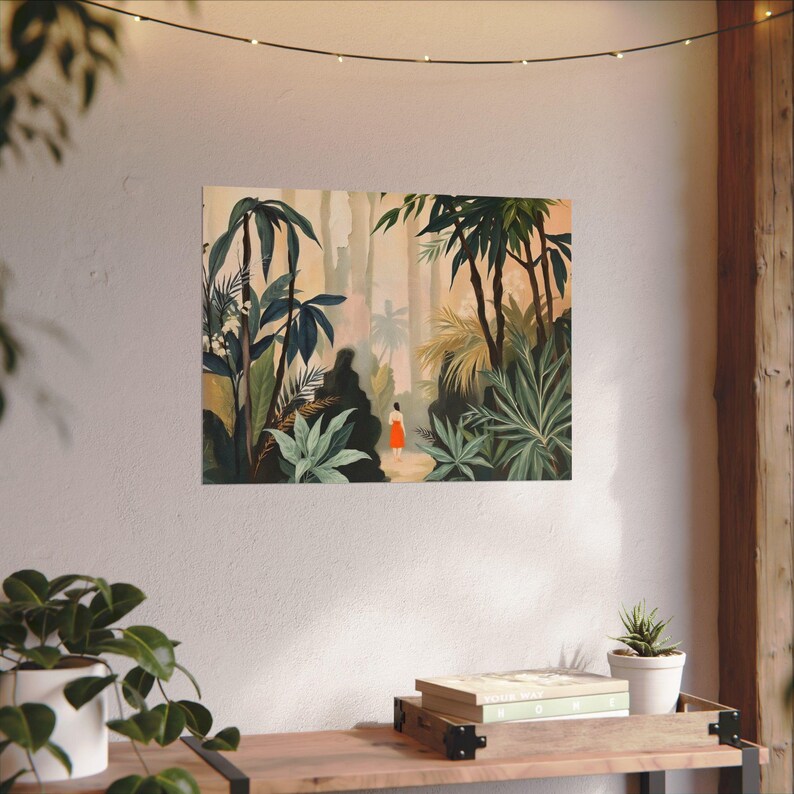 Puede incluir: Una impresi&oacute;n art&iacute;stica enmarcada que representa una exuberante escena de la jungla con un camino que conduce a la distancia. La obra de arte presenta a una persona con un vestido rojo caminando por el camino, rodeada de un vibrante follaje verde y &aacute;rboles altos. La paleta de colores incluye tonos de verde, beige y naranja.