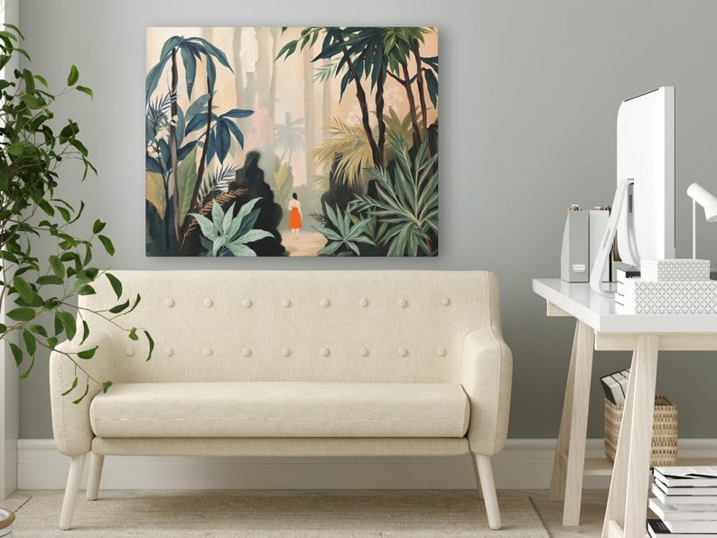 Puede incluir: Una pintura al &oacute;leo que representa una exuberante escena de selva tropical con palmeras y una figura con un vestido naranja. Un sof&aacute; color crema con detalles de botones se encuentra debajo de la obra de arte. Un escritorio blanco con una computadora y accesorios est&aacute; a la derecha.