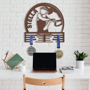 Tennismedaillehouder voor meisjes en vrouwen, dames tennisspeler metalen wandbord, aangepaste gepersonaliseerde naamprijs lint displayrek hanger cadeau afbeelding 9