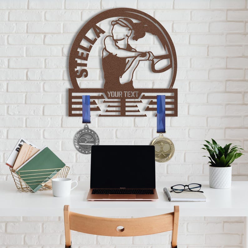 Tennismedaillehouder voor meisjes en vrouwen, dames tennisspeler metalen wandbord, aangepaste gepersonaliseerde naamprijs lint displayrek hanger cadeau afbeelding 9