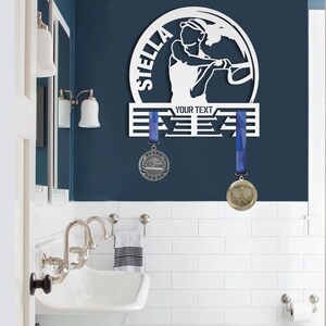 Tennismedaillehouder voor meisjes en vrouwen, dames tennisspeler metalen wandbord, aangepaste gepersonaliseerde naamprijs lint displayrek hanger cadeau afbeelding 11