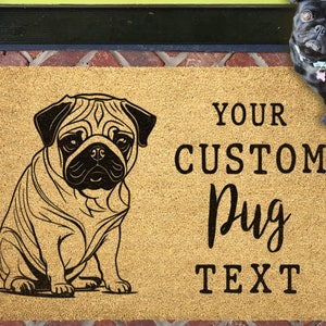 Op de afbeelding: Een bruine kokosmat met een zwarte mops-illustratie en de tekst "YOUR CUSTOM Pug TEXT".