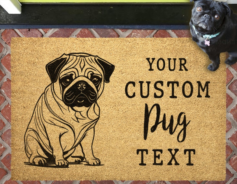 Op de afbeelding: Een bruine kokosmat met een zwarte mops-illustratie en de tekst "YOUR CUSTOM Pug TEXT".