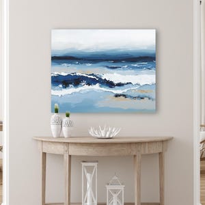 Pintura abstracta de olas del océano en tonos azules intensos, olas rompiendo en la playa, paisaje marino relajante, decoración de pared costera, lienzo horizontal o impresión. imagen 7