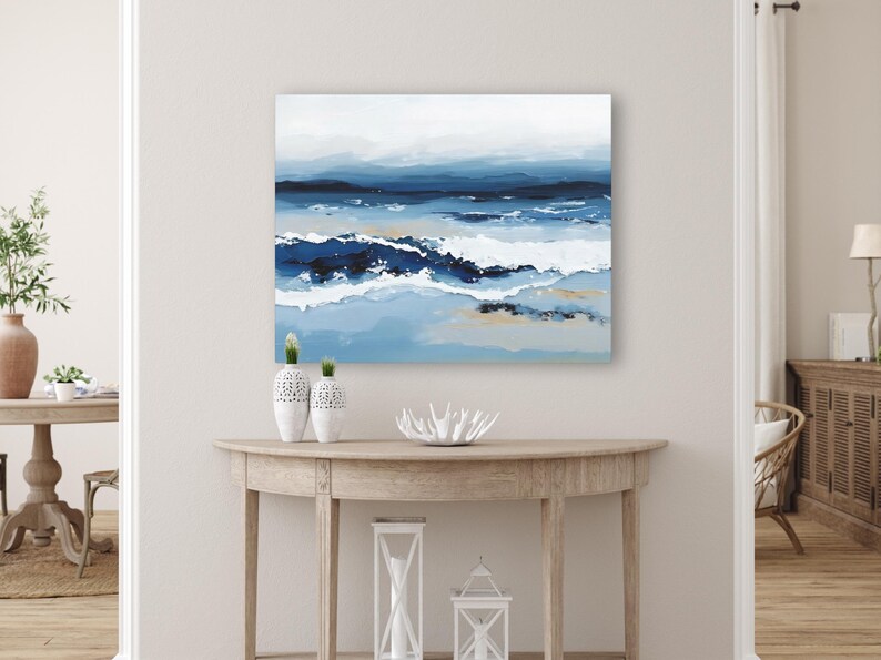 Pintura abstracta de olas del océano en tonos azules intensos, olas rompiendo en la playa, paisaje marino relajante, decoración de pared costera, lienzo horizontal o impresión. imagen 7