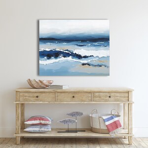 Pintura abstracta de olas del océano en tonos azules intensos, olas rompiendo en la playa, paisaje marino relajante, decoración de pared costera, lienzo horizontal o impresión. imagen 8