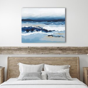 Pintura abstracta de olas del océano en tonos azules intensos, olas rompiendo en la playa, paisaje marino relajante, decoración de pared costera, lienzo horizontal o impresión. imagen 10