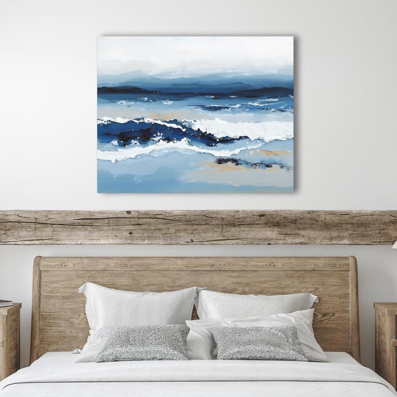 Pintura abstracta de olas del océano en tonos azules intensos, olas rompiendo en la playa, paisaje marino relajante, decoración de pared costera, lienzo horizontal o impresión. imagen 10