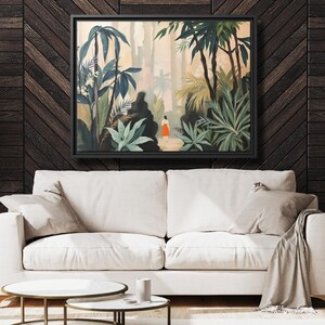 Puede incluir: Una impresi&oacute;n art&iacute;stica enmarcada que representa una exuberante escena de selva tropical con una persona con un vestido naranja caminando por un sendero. La obra de arte presenta varios tonos de verde y marr&oacute;n, con un marco negro.