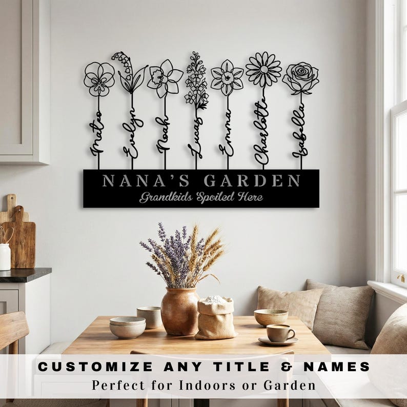 K&ouml;nnte beinhalten: Schwarze Metall-Wandkunst mit stilisierten Blumen und Namen darunter. Das Schild lautet "NANA'S GARDEN" mit "Grandkids Spoiled Here" darunter. Der untere Teil des Bildes enth&auml;lt den Text "CUSTOMIZE ANY TITLE & NAMES" und "Perfect for Indoors or Garden".