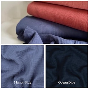Puede incluir: Primer plano de dos muestras de tela. La muestra superior es de color azul oscuro y la muestra inferior es de color azul claro. El texto "Manor Blue" est&aacute; debajo de la muestra superior y el texto "Ocean Dive" est&aacute; debajo de la muestra inferior.