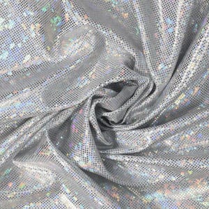 Könnte beinhalten: Silberner Stoff mit einem Gittermuster und schillernden Akzenten. Das Material ist drapiert und gefaltet, wodurch ein strukturiertes Aussehen entsteht. Der Stoff hat eine glänzende, reflektierende Qualität, geeignet für Kleidung oder Bastelarbeiten.