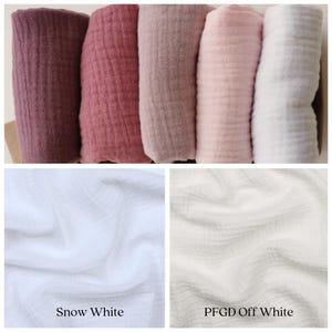 Puede incluir: Cinco muestras de tela en diferentes tonos de rosa y blanco. Las muestras est&aacute;n dobladas y dispuestas en una fila. Las muestras est&aacute;n etiquetadas como "Snow White" y "PFGD Off White".
