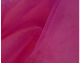 Può includere: Un primo piano di un tessuto trasparente di colore fucsia. Il tessuto è morbido e delicato, con un leggero luccichio.