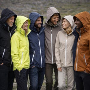 Könnte beinhalten: Eine Gruppe von Personen trägt Kapuzenjacken in verschiedenen Farben, darunter Schwarz, Gelb, Marineblau, Beige und Orange. Die Jacken haben einen Frontreißverschluss und Taschen. Die Gruppe steht im Freien.