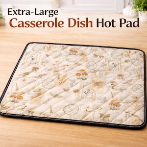 Puede incluir: Un salvamanteles extra grande para fuentes con un diseño acolchado. La almohadilla tiene un fondo crema con un patrón de setas, mariposas e ilustraciones botánicas. El borde es negro.