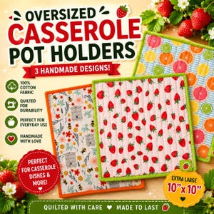Puede incluir: Tres agarraderas cuadradas acolchadas con patrones distintos: una con fresas rojas sobre fondo rosa claro, una con abejas y flores sobre fondo blanco, y una con un estampado de rodajas de cítricos coloridos sobre un fondo azul claro.