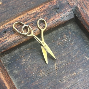 Lovely vintage 9ct scissors charm
