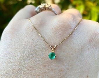 Colgante solitario de esmeralda, collar redondo de 4 mm con piedra natal de mayo.
