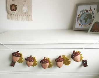 Felt acorn garland with gold leaves, woodland bunting, acorn bunting, woodland theme bedroom decor, autumn decor, autumn garland for mantel.