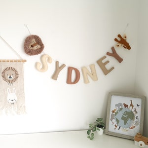 Ghirlanda con nome safari, decorazione da parete safari, decorazione per cameretta a tema giungla, ghirlanda safari, decorazione per cameretta bambini, regalo per baby shower, cameretta a tema safari.