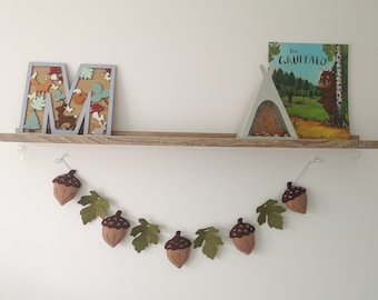 Felt acorn garland with gold leaves, woodland bunting, acorn bunting, woodland theme bedroom decor, autumn decor, autumn garland for mantel.