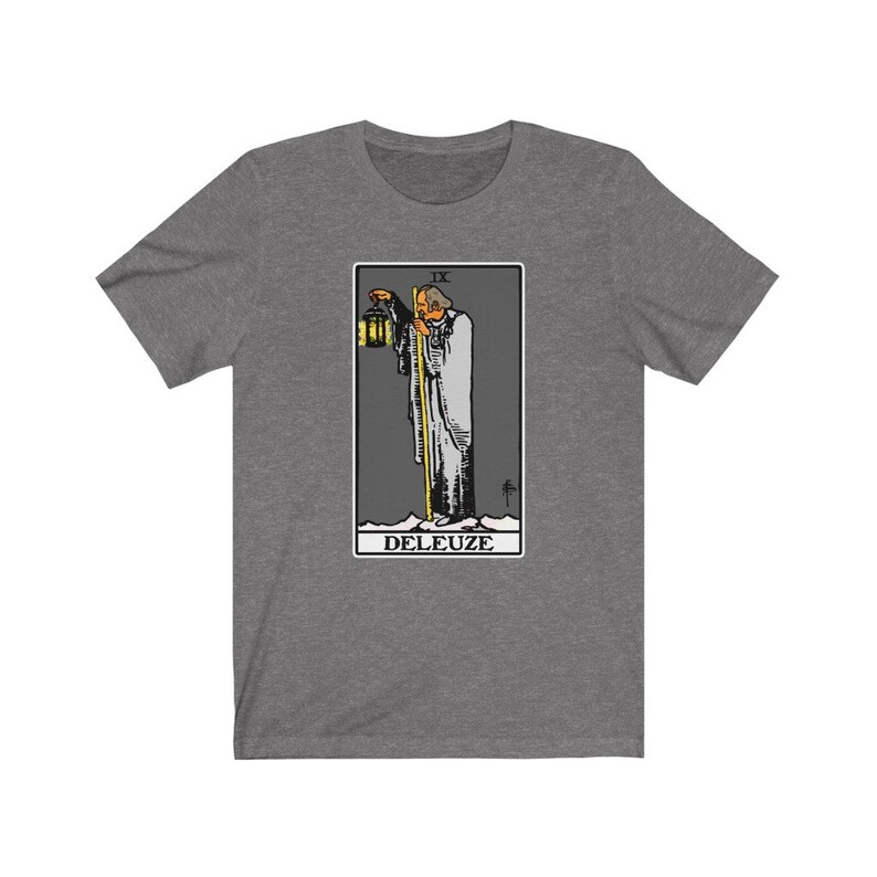 K&ouml;nnte beinhalten: Ein graues T-Shirt mit einer Schwarzwei&szlig;illustration einer Tarotkarte. Die Karte ist der Einsiedler und tr&auml;gt die Nummer IX und den aufgedruckten Schriftzug "DELEUZE".