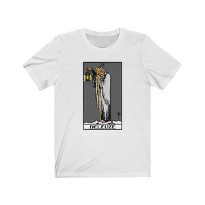 K&ouml;nnte beinhalten: Wei&szlig;es T-Shirt mit einer Schwarzwei&szlig;illustration einer Tarotkarte, Der Einsiedler, mit dem Text "IX DELEUZE" unter dem Bild.