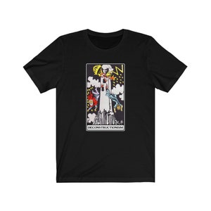 Może przedstawiać: Czarny T-shirt z grafiką karty tarota, Wieża, z napisem "DECONSTRUCTIONISM" wydrukowanym pod kartą.