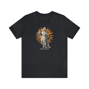 Könnte beinhalten: Schwarzes T-Shirt mit einem Grafikdruck einer Person in einer Robe, die eine Kugel hält, umgeben von einer Sonne mit Strahlen. Der Text "As Above, So Below" ist unter dem Grafikdruck aufgedruckt.