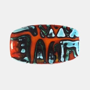 Peut inclure: Un plat décoratif de forme ovale présentant un motif d'émail abstrait et vibrant. La surface affiche une combinaison audacieuse de couleurs orange vif, noir profond et bleu turquoise clair, avec des formes organiques et des textures émaillées.