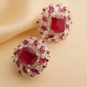 Pendientes de rubí cultivado en laboratorio, pendientes de rubí rojo de lujo, pendientes con halo de circonita, pendientes llamativos con piedras preciosas, regalo para ella, elegantes pendientes de botón