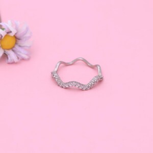 Eine breitere Stilbeschreibung (Modern Minimalist, Statement Curved Ring
