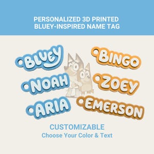 Op de afbeelding: Aanpasbare 3D-geprinte naamlabels in blauw en oranje, met namen als "Bluey", "Noah" en "Aria". De afbeelding bevat de tekst "Personalized 3D Printed Bluey-Inspired Name Tag" en "Choose Your Color & Text."