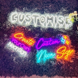 Könnte beinhalten: Neon-Schilder mit dem Text "Customise", "Create your own Neon sign", "Custom" und "Neon Sign". Die Schilder sind in verschiedenen Farben, darunter Weiß, Rot, Pink, Lila, Blau und Gelb.