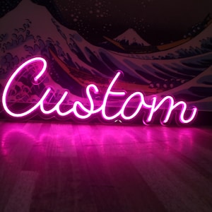 Puede incluir: Letrero de neón rosa con la palabra "Custom" en letra cursiva.