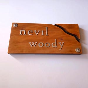 Letrero de madera personalizado con letras de acero inoxidable: placa de pared personalizada para el hogar o la oficina, placa rústica de madera grabada.