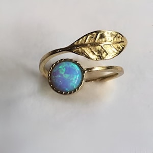 Anello in ottone con opale blu fatto a mano: anello boho con foglia regolabile