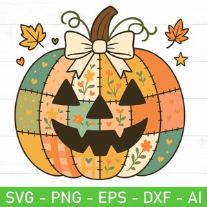 Op de afbeelding: Een kleurrijke pompoenillustratie in patchwork-stijl met een uitgesneden gezicht, strik en steel. De pompoen bestaat uit verschillende patronen in oranje, groen en geel, met bloemen- en hartaccenten. Tekst: SVG - PNG - EPS - DXF - AI.