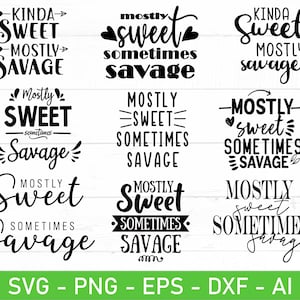 Op de afbeelding: Negen verschillende variaties van een grafisch ontwerp met de tekst "Mostly Sweet Sometimes Savage" in zwarte tekst op een witte achtergrond. De tekst is op verschillende manieren gerangschikt met pijlen, harten en lijnen.
