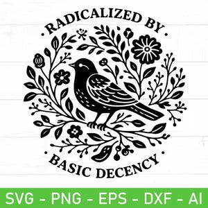 Può includere: Un design grafico in bianco e nero raffigurante un uccello appollaiato su un ramo circondato da una ghirlanda floreale circolare. Il testo RADICALIZED BY è arcuato sopra, mentre il testo BASIC DECENCY è arcuato sotto il disegno floreale.