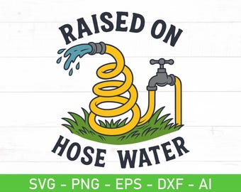Op de afbeelding: Een cartoon illustratie met een gele tuinslang op groen gras, met water dat uit de sproeier spuit. De tekst "RAISED ON HOSE WATER" staat boven en onder de slang. Er is ook een grijze kraan aanwezig.