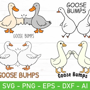 Könnte beinhalten: Vier Cartoon-Illustrationen mit Gänsen und dem Text "GOOSE BUMPS". Die Designs zeigen Gänsepaare in verschiedenen Posen, wie z. B. Schnäbel aneinanderstoßen und Gehen. Der Text "SVG - PNG - EPS - DXX - AI" ist ebenfalls enthalten.