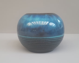 Vintage klein vaasje in diverse blauwe tinten vervaardigd uit keramiek met ribbels