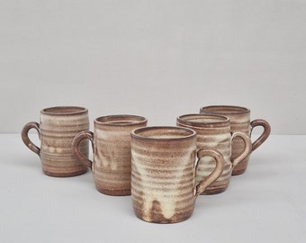 Vintage koffiemokken (5) met de hand vervaardigd uit aardewerk/keramiek, jaren '70.