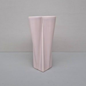 Vintage poeder roze vaas vervaardigd uit keramiek en voorzien van een matte glazuur
