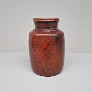 Vintage handgedraaide pot met deksel vervaardigd uit aardewerk voorzien van vlekmotief
