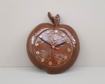 Vintage wandklok in de vorm van een appel en vervaardigd uit keramiek, jaren &#39;70