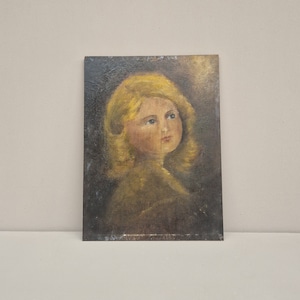 Uniek klein vintage schilderijtje in de vorm van een portret van een meisje, olieverf op houten paneel, niet gesigneerd.